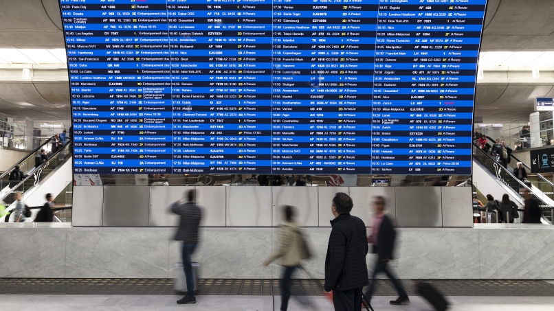 Le Grand Charles, l'immense panneau d'affichage luminescent, au Terminal 2E de Paris-Charles de Gaulle