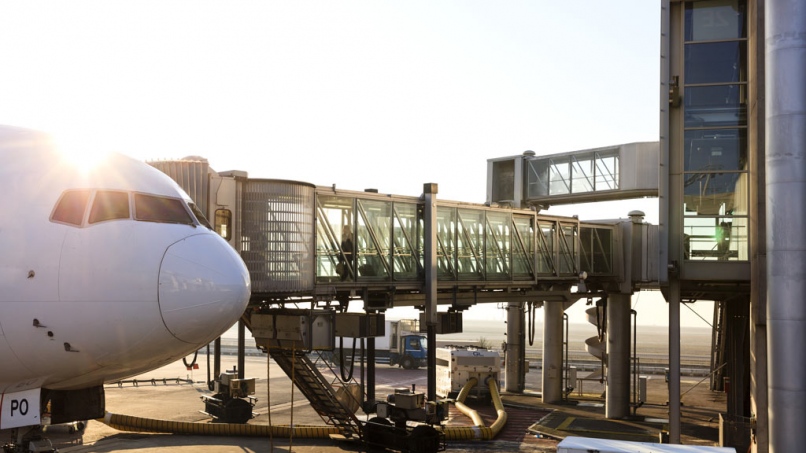 Passager embarquant dans un avion